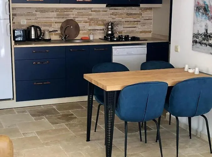 Apartment Amazing 2 Bedroom Penthouse!